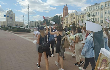 Колонна женщин с цветами подошла к Площади Независимости в Минске