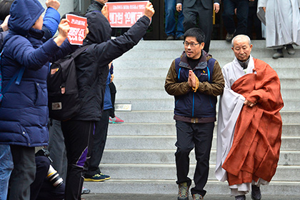 Лидер корейских профсоюзов сдался властям после месячной осады храма