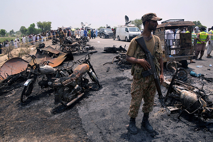 Число погибших при взрыве бензовоза в Пакистане возросло до 157