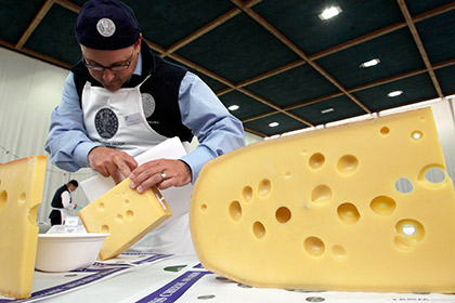 Швейцарские ученые объяснили возникновение дырок в сыре