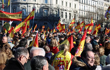 Миллионы испанцев требуют от правительства сохранить единство страны