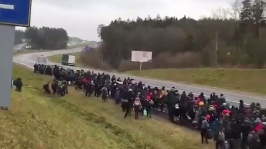 Многочисленная толпа мигрантов двигалась к границе с Польшей
