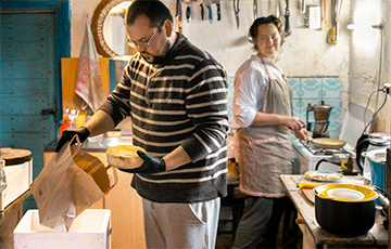 Семья из Минска переехала на хутор в Браславском районе, варит сыры и зарабатывает на этом
