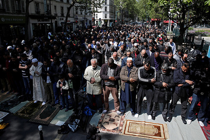 Во Франции мусульманам запретят молиться на улицах