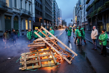 Антиглобалисты развели костры в центре Брюсселя