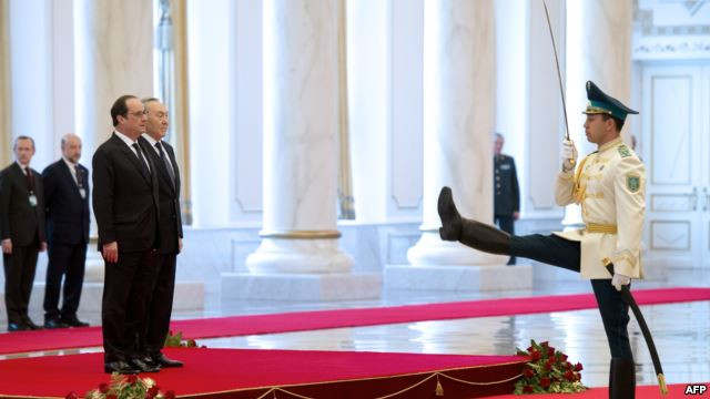 Президент Франции стал объектом шуток после фотосессии в Казахстане