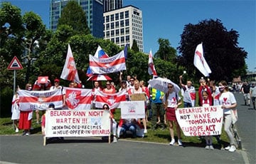 Белорусы Франкфурта устроили марш солидарности с соотечественниками