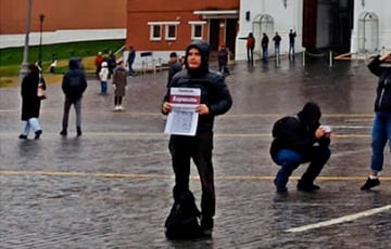 Смелый белорус вышел на одиночный пикет возле Кремля