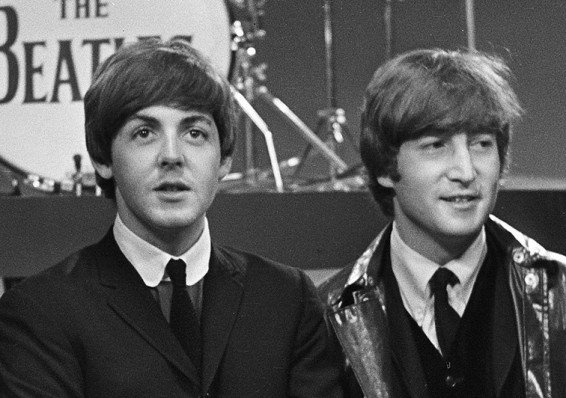 Текст с рукописными хитом The Beatles продали на аукционе почти за миллион