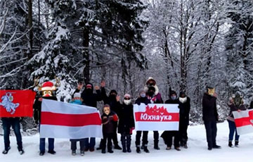 Жители Минского района маршируют под бело-красно-белыми флагами