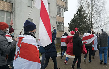 Около улицы Журдо в Минске образовалась большая цепь из гуляющих