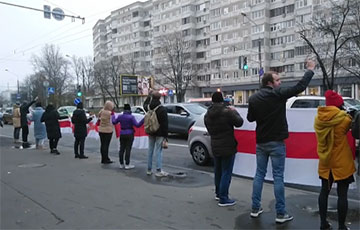 Люди выстроились в цепь солидарности на Богдановича
