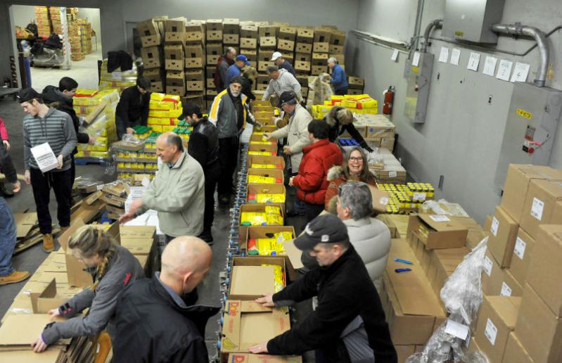 Канадцы упаковали более 600 коробок с гуманитарной помощью для Беларуси