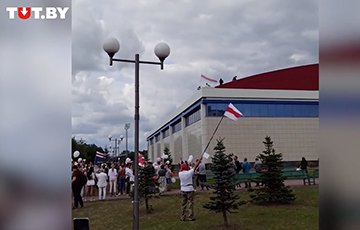 На ледовом дворце в Горках вывесили бело-красно-белый флаг