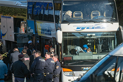 Попавшие в Швецию беженцы отказались покидать автобус из-за холода