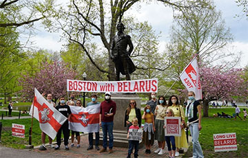 Белорусы Бостона провели акцию солидарности под памятником Тадеушу Костюшко
