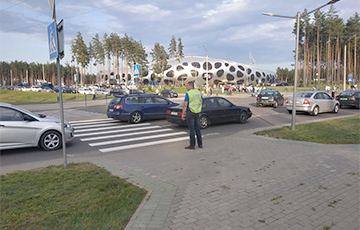 В джинсах, майке и жилетке ДПС: Что за люди регулируют дорожное движение в Борисове?