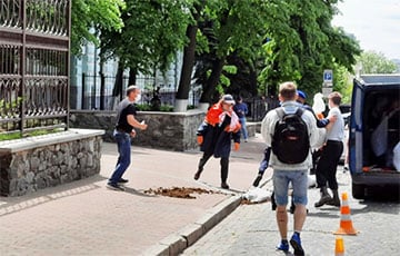 Белорусы Киева принесли навоз к посольству Таракана