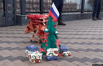 В Киев под посольством РФ провели акцию «Сказки Путина»