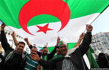 На марше протеста жители Алжира требовали полной смены правящей элиты