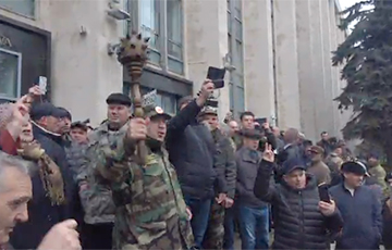 «Додон предатель»: ветераны штурмуют здание правительства Молдовы