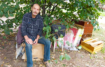 Минчанин две недели жил с вещами возле подъезда