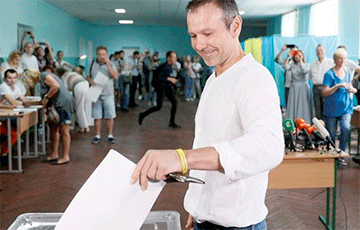 «Требуй большего»: Вакарчук проголосовал на парлаементских выборах в Украине