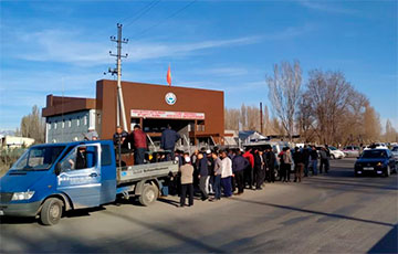 После массовой драки в Казахстане тысячи человек ушли в Кыргызстан