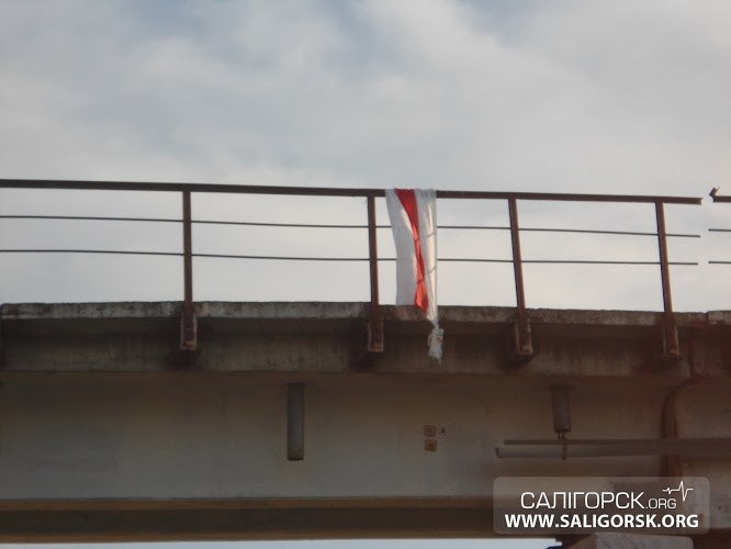 На въезде в Солигорск вывесили бело-красно-белый флаг