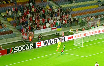 На стадионе в Борисове вывесили «Погоню» и бело-красно-белый флаг