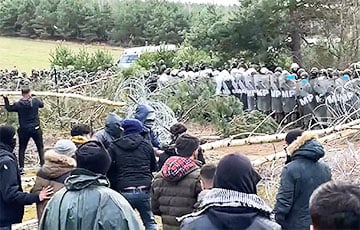 Возле Дубичей-Церковных сотни мигрантов несколько раз штурмовали границу с камнями, петардами и слезоточивым газом