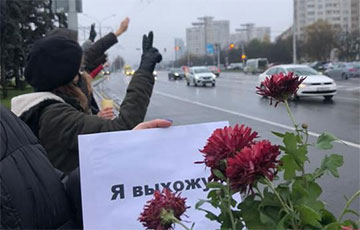 Женская цепь солидарности выстроилась у «Дана Молл» в Минске