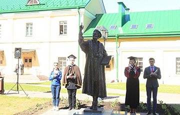 В Полоцке появилась бронзовая скульптура профессора