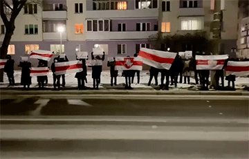 Белорусы выстроились в цепь солидарности в центре Минска