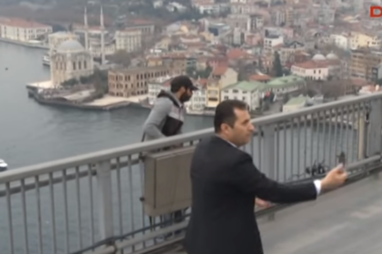 Эрдоган спас собиравшегося спрыгнуть с моста самоубийцу