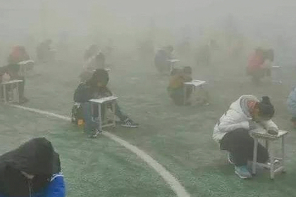 Китайских школьников заставили учиться на улице в мороз