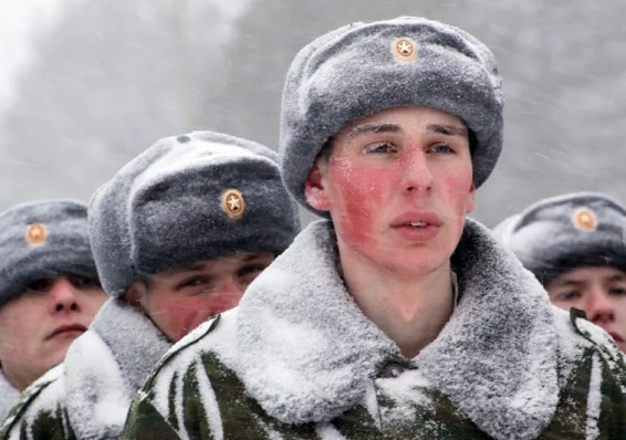 С белорусских солдат снимут шапки-ушанки и кожаные ремни