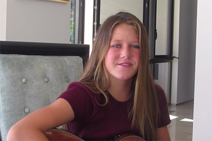 В США 13-летняя девочка песней призвала Трампа покинуть президентскую гонку