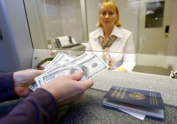 Белорусы в январе активно скупали валюту