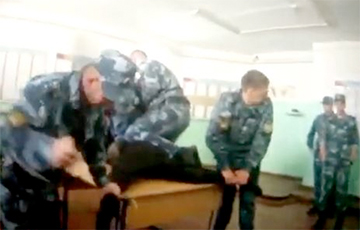 Трое задержанных за пытки в российской колонии признали вину