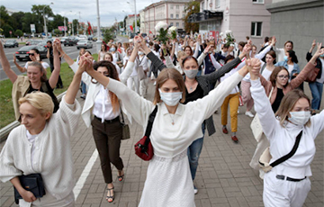 По всей Беларуси люди стихийно становятся в цепи солидарности (Онлайн)