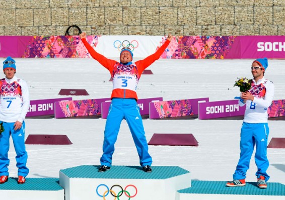 Двух российских лыжников лишили олимпийских медалей