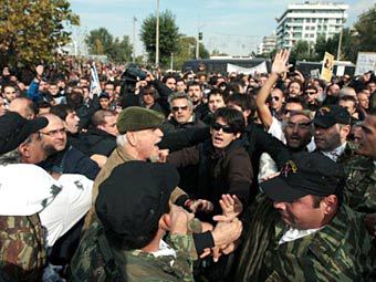 Греческие демонстранты сорвали военный парад