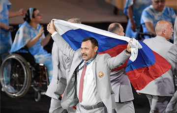 Фомочкина, пронесшего флаг России в Рио, попросили покинуть Бразилию