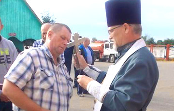 Белорусские чиновники пошли в церковь просить дождя