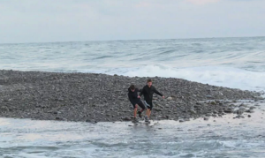 В Сочи ищут двух мальчиков, которых унесло в открытое море