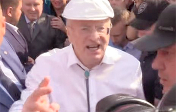 Видеофакт: Озверевший Жириновский бросался на людей и метал туфли на акции Навального