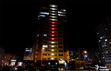 Многоэтажку в Гомеле подсветили в цвета национального флага