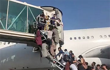 В аэропорту Кабула люди отчаянно штурмуют самолеты