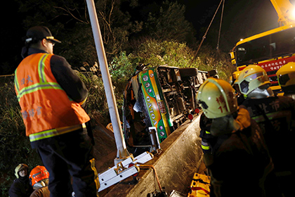 Почти 30 человек погибли в опрокинувшемся автобусе в Тайване